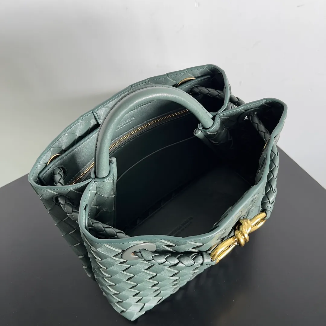 The 2023 new Andiamo batch of 1860 BV has been shipped‼ ️Really popular🔥The new Andiamo woven handbag launched by Bottega Veneta this season is really popular all over the world! ! Celebrities at home and abroad have worn it, and Oscar-winning actress Michelle Yeoh has taken it out on the street. Song Jia, Trai Yara, Yu Feihong, Sanji Ayaka, Rosie Hunting-Whiteley, Yoshioka Riho, etc. have all picked up this bag. It is classic and versatile, showing off its temperament, and the bag capacity is also large, which is very convenient for daily commuting! ! A variety of carrying methods, the shoulder straps can be adjusted by yourself, the original lambskin feels soft and delicate, and the neutral style is made to break gender boundaries and bring a more practical and longer-lasting use experience. Andiamo, which has both elegant and casual styles, perfectly interprets the true appearance of "fashionable old money style". Style number: 743568 Size: 25*22*10.5cm